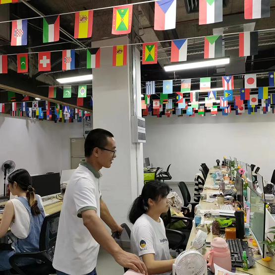 深入企业走访,看望在岗学徒1.png